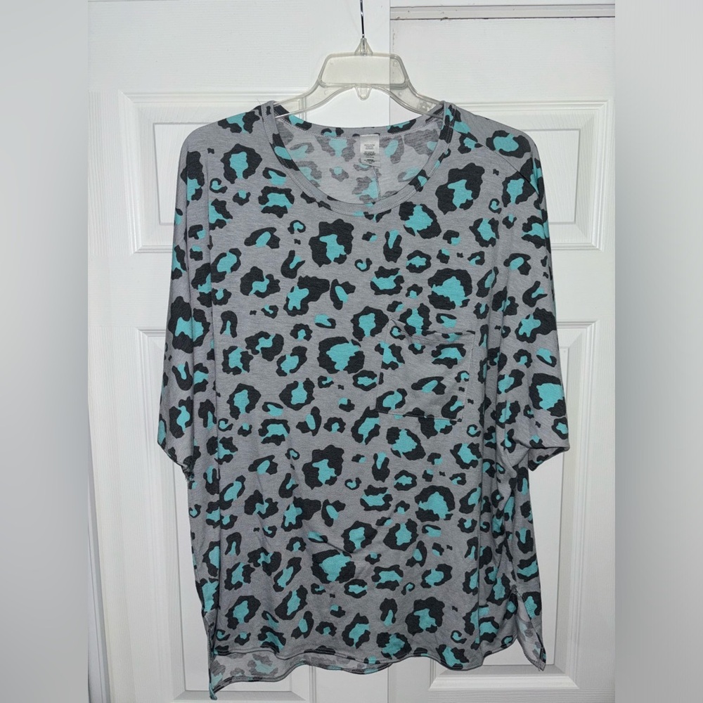 Andree Womens Gray and Blue Cheetah print Pocket Shirt, Size 3XL